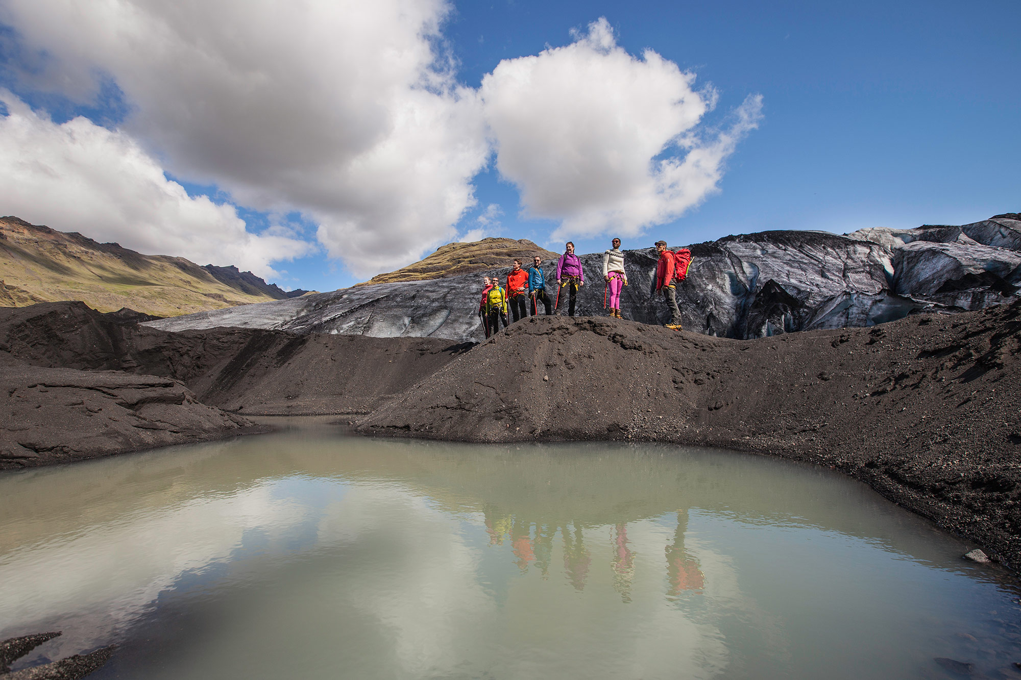 Hópur á leið í jöklagöngu fyrir framan Sólheimajökulslón